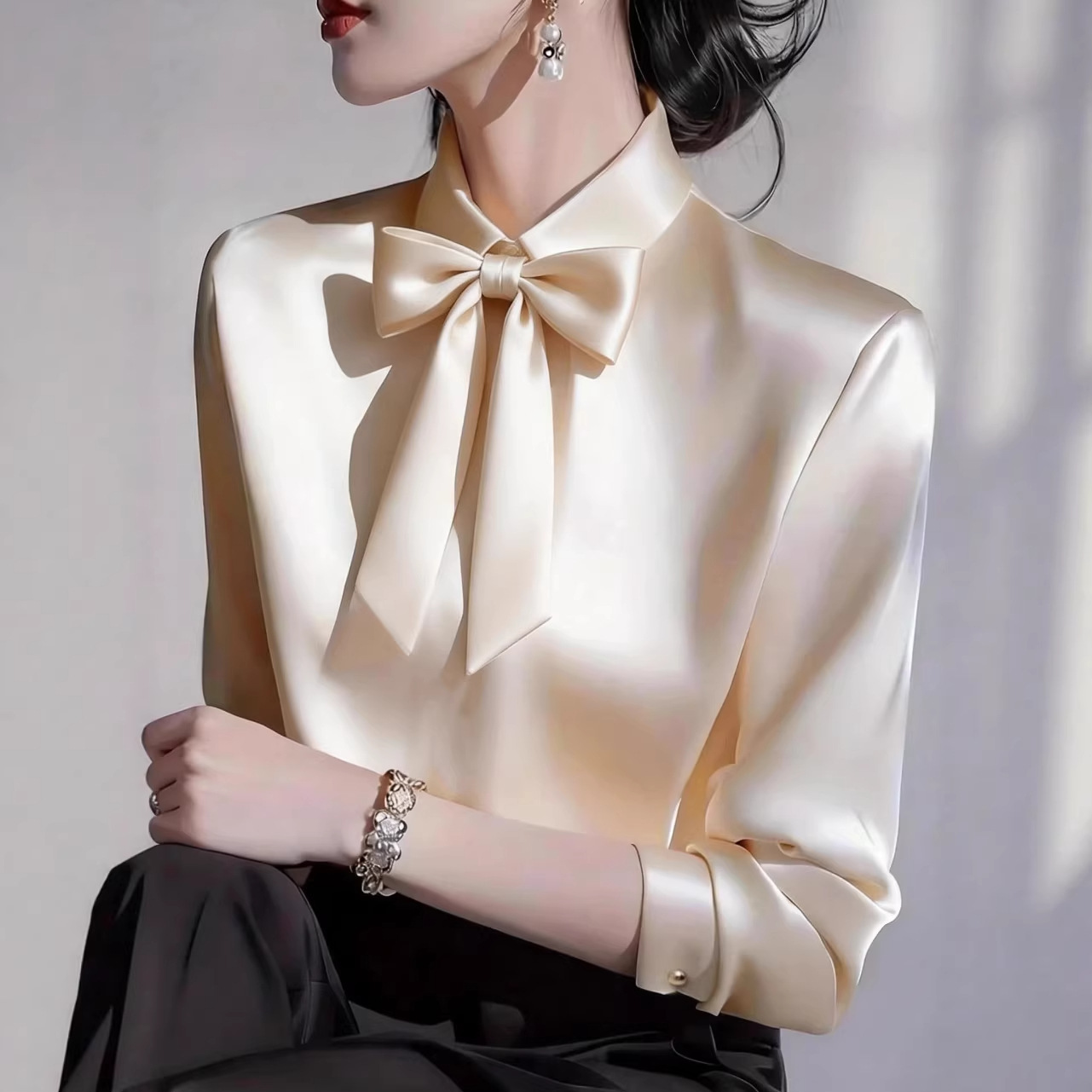 Satin Bow Tie - Blusa Feminina de Cetim com Gola